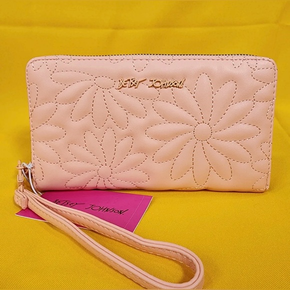 BETSEY JOHNSON PINK QUILTED DAISY FLOWER SPRING WALLET WRISTLET ZIP AROUND - Picture 2 of 8